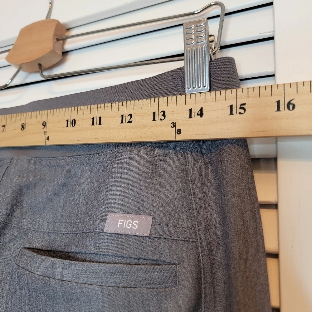 FIGS Men's Axim Cargo Scrub Pants Grey Classic Fit Moisture Wicking Anti Wrinkle